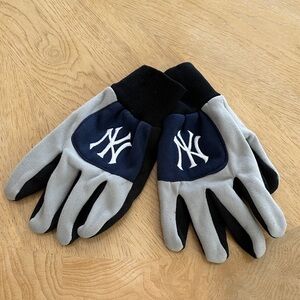New York Yankees Logo Gloves